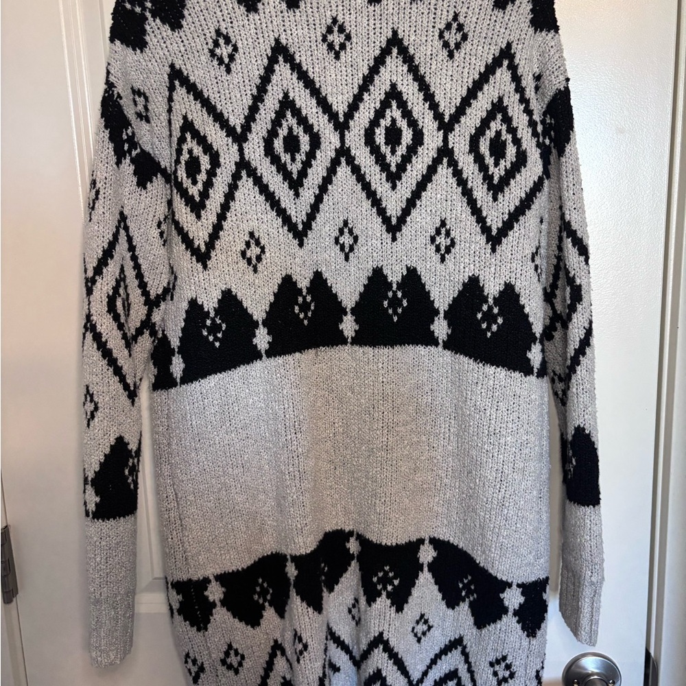 Black and Gray Aztec Patterned longline Women's cardigan Sweater open front - Picture 4 of 4